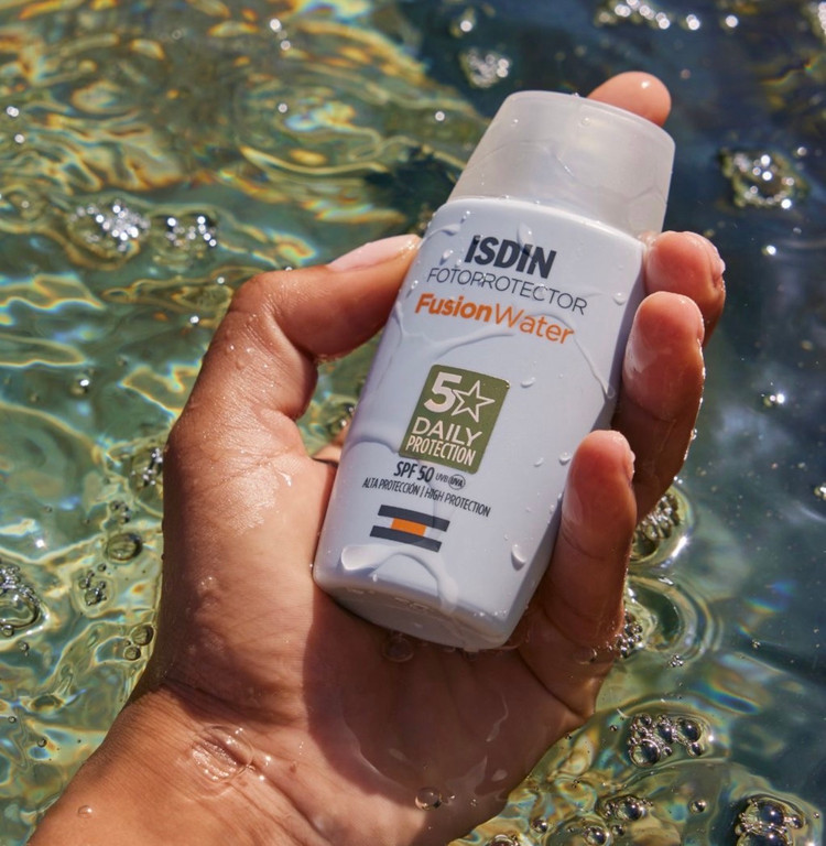 کرم ضدآفتاب بی رنگ ایزدین SPF50 مدل Fusion Water مناسب انواع پوست حجم ۵۰ میلی لیتر