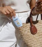 کرم ضدآفتاب بی رنگ ایزدین SPF50 مدل Fusion Water مناسب انواع پوست حجم ۵۰ میلی لیتر